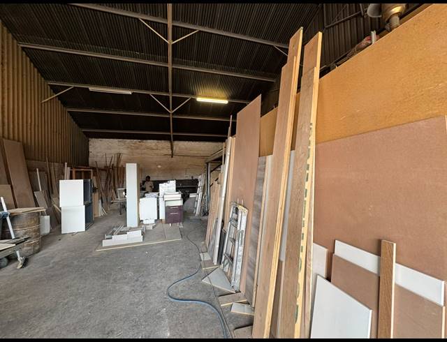 120M² WAREHOUSE TO LET IN SPARTAN